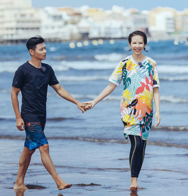  海边|张晋夫妇海边牵手漫步超甜，蔡少芬小腹微凸三胎孕肚首曝光