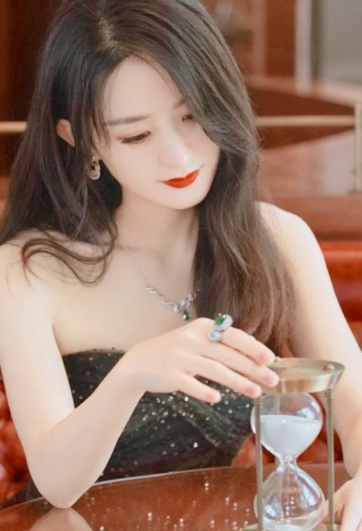 天际|赵丽颖中餐厅发布会路透曝光,和杨紫用同一个造型师,却美出天际