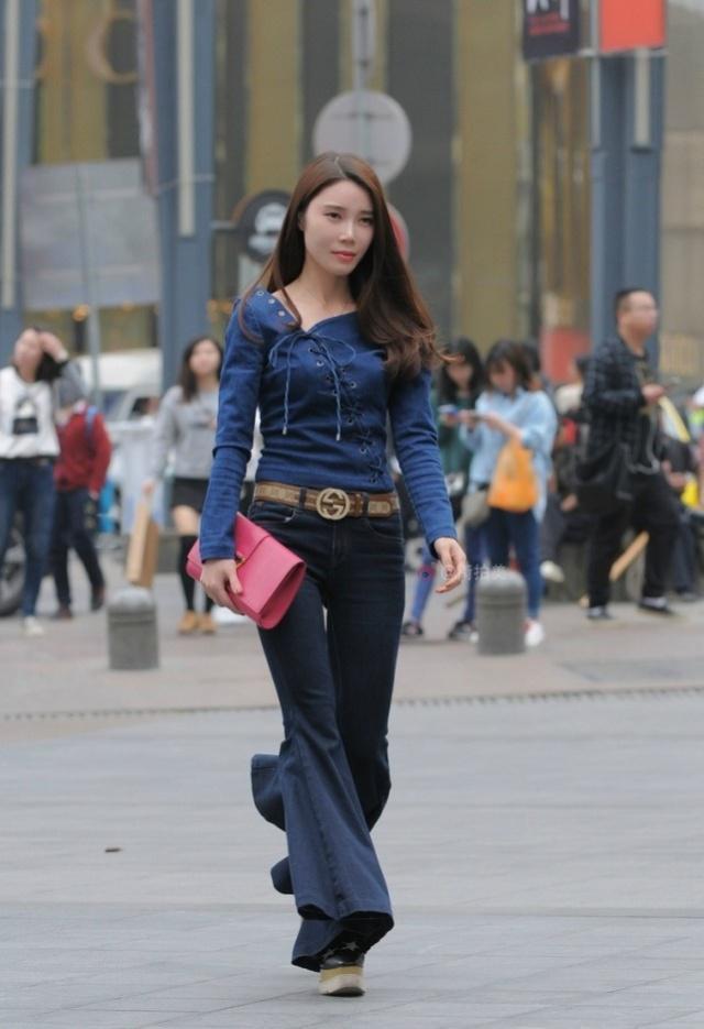  时尚|街拍：面带微笑的美女，长裤搭配休闲开衫，让你轻松展示魅力身姿