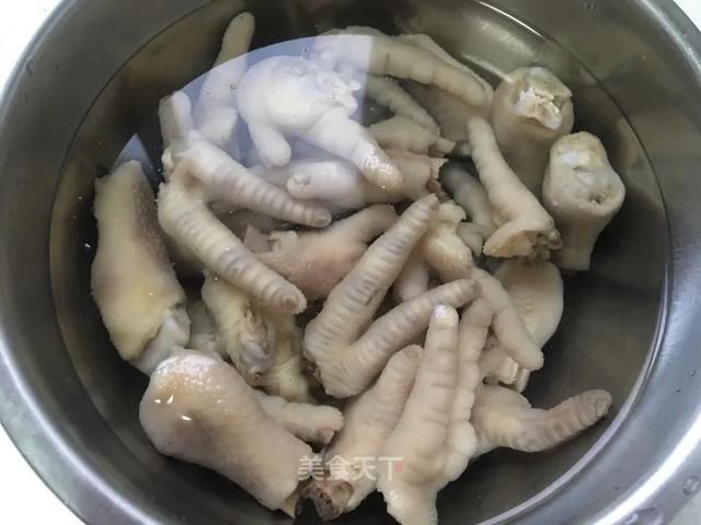 切成|这样做鸡爪真的太好吃了,越吃越上头!你们一定要试试看!