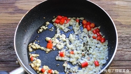 小米椒|凉拌皮蛋要好吃,可别直接撒调味料,多1步就能让美味翻倍