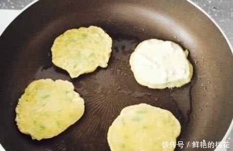 一滴水|茄子新吃法,拌一拌烙一烙就出锅,不加一滴水,香软营养还健康