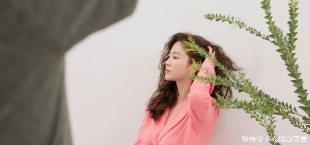 越来越|宋慧乔情人节大片曝光,爆炸头配短裙太撩人,网友:越来越敢穿