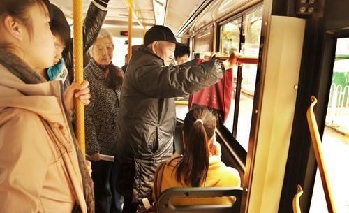 小白|13岁女孩“被”大爷强制让座，小伙解围回怼，老人红脸下车