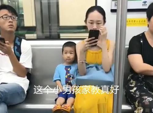炫富|5岁男孩乘坐地铁时的坐姿火了，网友这才是最高级的“炫富”