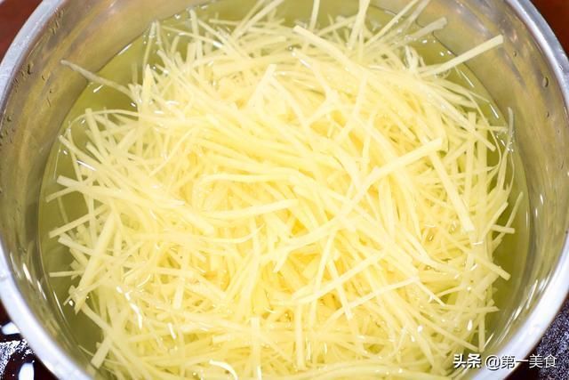 技巧|炒土豆丝前,用水冲洗就错了40年大厨教你3大技巧,脆爽不粘锅