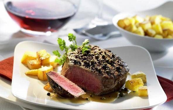 嘲笑|吃西餐时,牛排旁边的小葡萄最好不要吃,否则服务员会嘲笑你