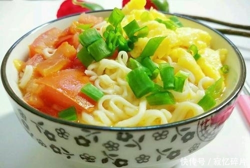 接下来|西红柿打卤面,面条直接煮就错了,难怪不好喝,大厨:这样做才对