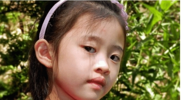 掰开|18岁花季少女被邻居掰开嘴灌一壶开水，邻居解释：你问她妈妈都做了什么