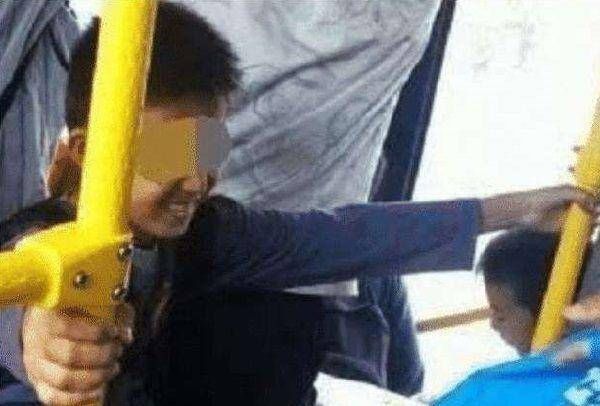  孩子|8岁男孩故意用推车撞孕妇，妈妈却旁观，孕妇老公的做法让人解气