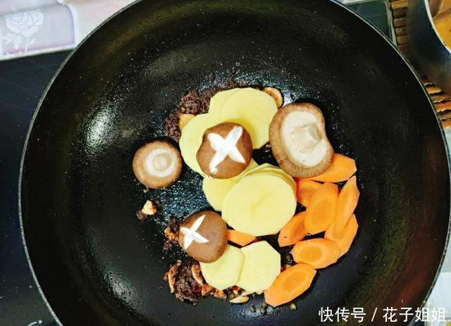 麻辣烫|闺女最馋这麻辣烫,红油浓香,酷辣入味,不用买底料,做法超简单