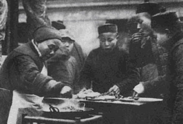 小吃|老照片:清末街头一百年前的小吃,那时候的是不是非常美味?