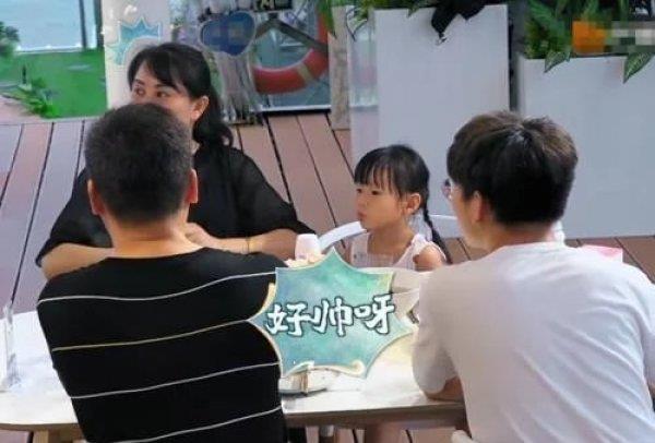  刘宇宁|刘宇宁长得怎么样？听到《中餐厅》客人对他的评价，真有眼光