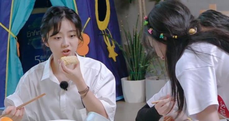 嘉宾|谭松韵刚上车就说想吃面,有谁留意一旁郑爽的表情怕是忘了有镜头