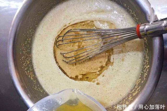  芝麻|童年时吃的芝麻脆饼，教你家常做法，简单搅一搅，又香又脆