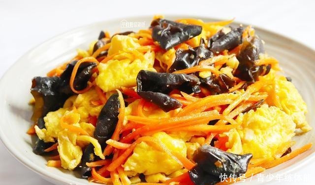 加点|炒鸡蛋时,直接下锅就错了,加点它一起炒,鸡蛋鲜嫩无腥味