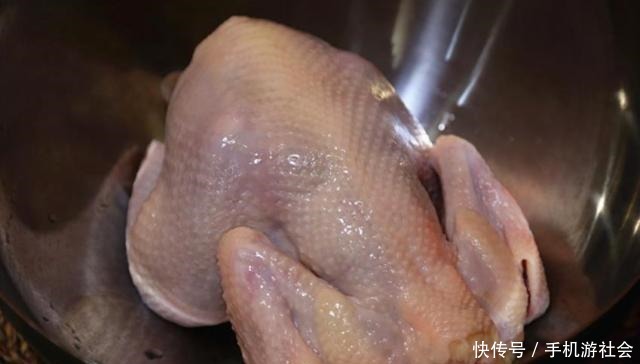 电饭锅|整只鸡放电饭锅里焖,不加水不放油,出锅比烤鸡还香,太诱人了