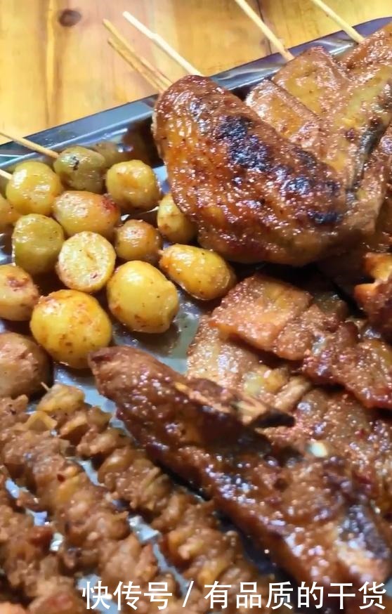 校服|人称“烧烤界的皇太后”,每周只工作3天,顾客从校服吃到婚纱