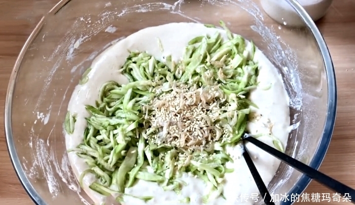 面糊|丝瓜怎么做最好吃,配方和做法告诉你,鲜香松软,好吃又顶饱