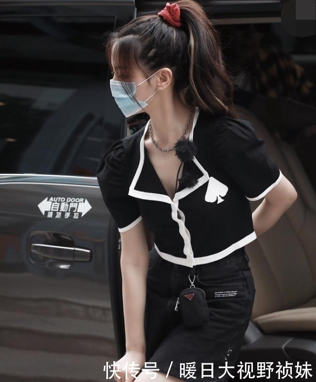 领衣|杨超越录制《中餐厅》,V领衣加超短裙,网友表示两只手遮不过来