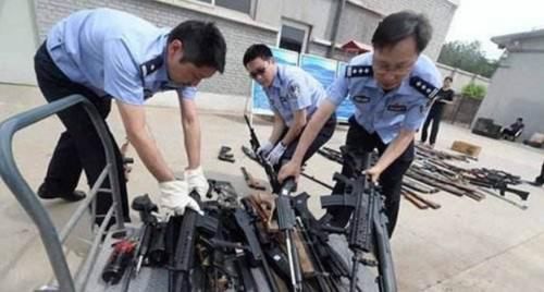 拿出|史上最硬核的农民,枪挂在家中房梁上,警察上门抓捕他却拿出一证