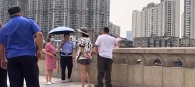  情绪激动|只知道哭和摇头！成都一女子九眼桥要跳河，疑似打孩子被父亲批