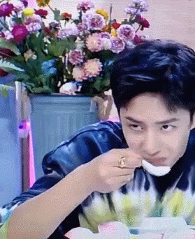 大张伟|天天向上王一博喝莲藕汤表情失控笑出皱纹,大张伟傻眼汪涵制止