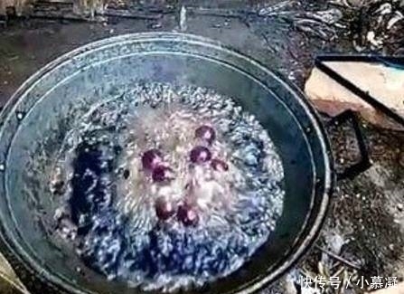 油炸|女友油炸葡萄,男友骂她浪费,把葡萄捞出后男友拿起就吃,惊喜了