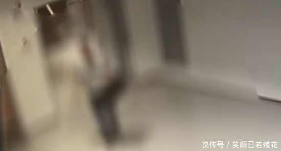 女子|女子上厕所,突然门缝伸出一双手,女子假装报警后,男子逃跑