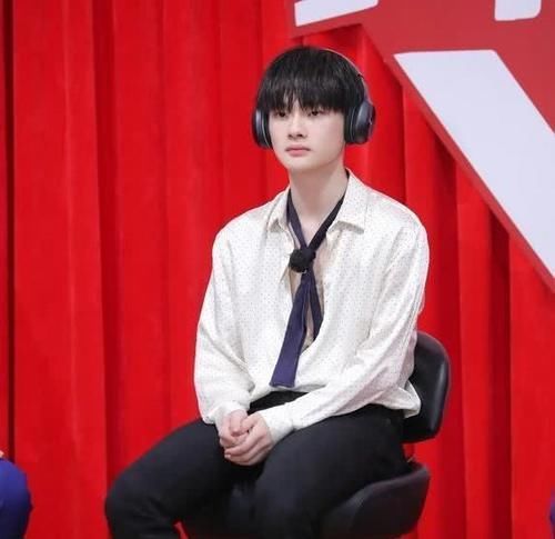 资源|R1SE成团一周年,周震南综艺资源不断,他俩将参加高考