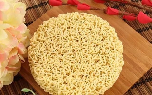 康师傅|康师傅方便面为啥被烫成波浪卷网友看完制作过程,我被治愈了