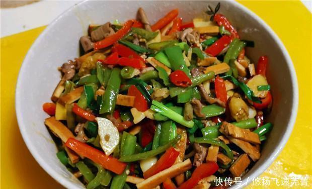 爆炒|邻居扔的鸡杂我拿来爆炒,不需要多丰富的配菜,出锅后可口又下饭