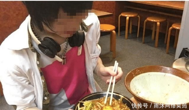 报警|女子在火车站吃面1千元一碗，报警后果然值一千元，女子开心付款