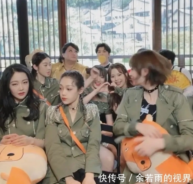 张艺凡|硬糖少女在《青春环游记2》,游拍合照严格按名次,张艺凡真惨!