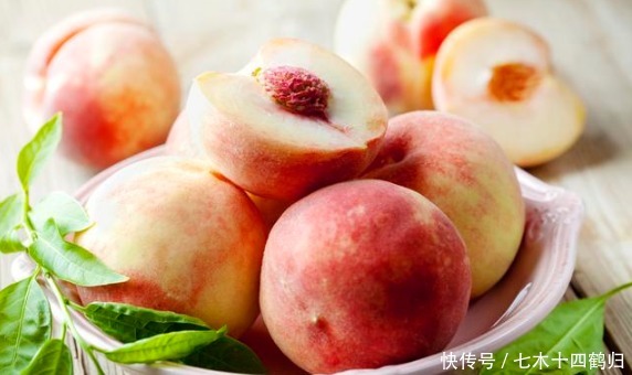  催熟|买水蜜桃挑硬的还是软的？果农教你3个小窍门，避免买到催熟桃