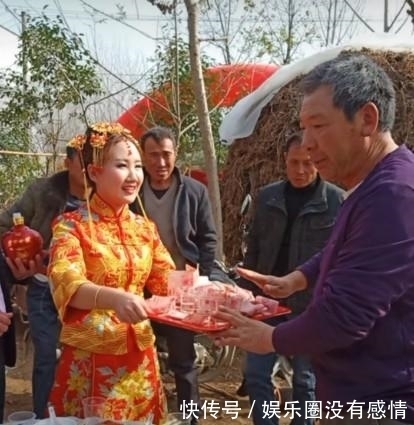 结婚|女子结婚端着盘子敬酒，瞧见盘子里的的东西，网友纷纷不淡定