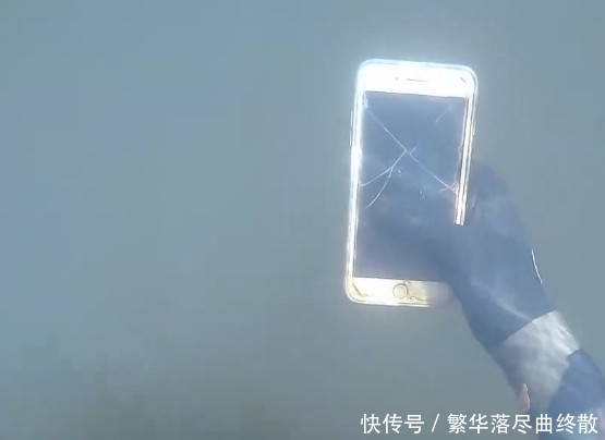 称赞|男子潜水捡到苹果手机，打开后竟发现这个，他的做法令人称赞