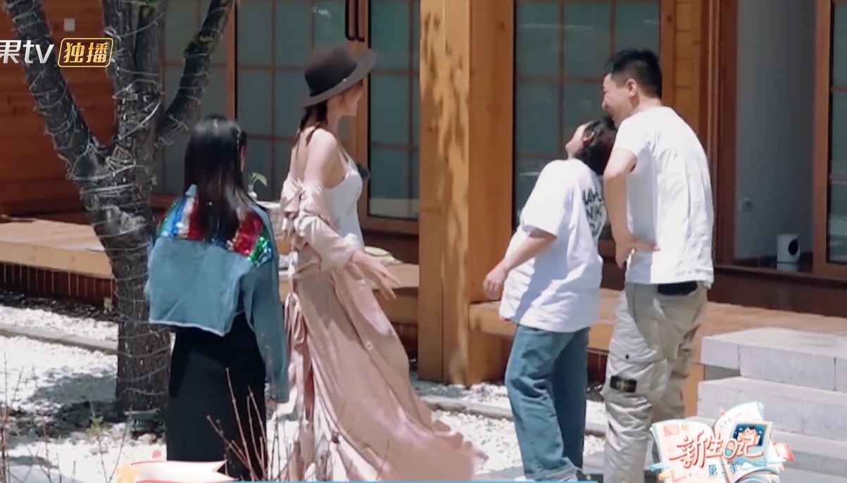  说出|41岁李艾穿吊带裙，故意在孕妇面前秀身材，说出原因却很暖心