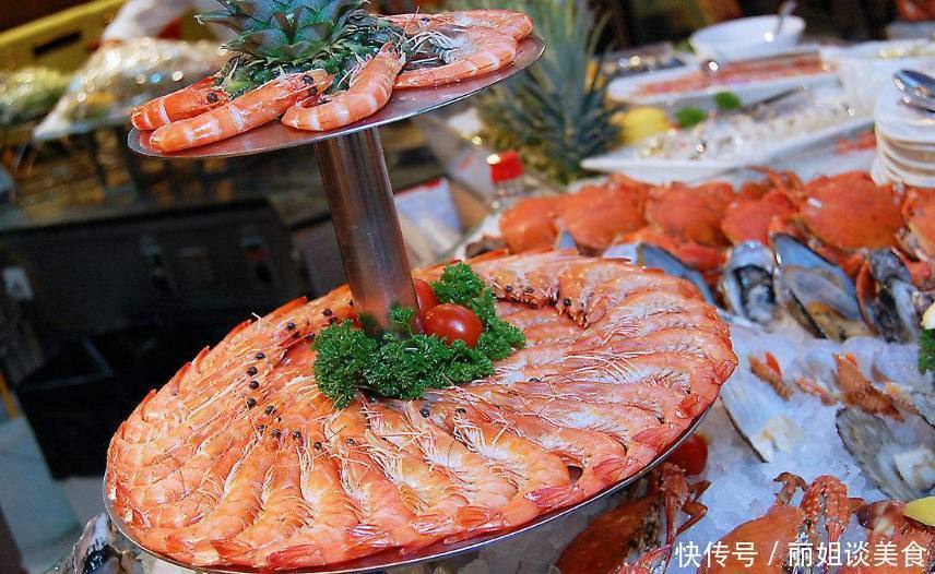 举动|大妈自助餐“疯狂”抢虾,老板没说什么,但一个举动惹怒老板!