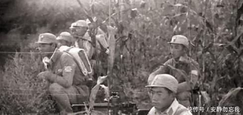 抗战|抗战时八路军打鬼子历史照，向日军反冲锋，被打死的日军躺在地上