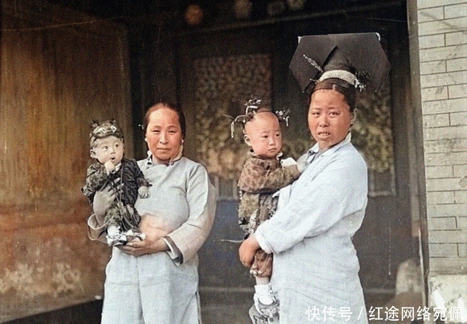 马蹄|老照片：汉族女子裹脚像“马蹄”清朝女子在家浓妆艳抹注重仪表