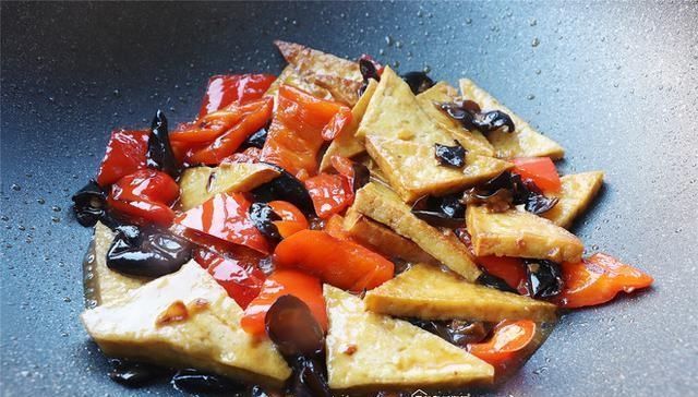 发苦|煎豆腐时,最忌讳这样做!许多人做错,难怪豆腐发苦又粘锅