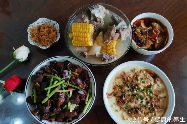 屏幕前|晒两口子的极简午餐，两菜一汤两小菜，网友很精致，比吃外卖强