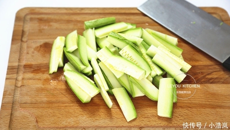 入味|炒一盘西葫芦出少半盘汤?掌握3点,入味好吃,还不易出汤