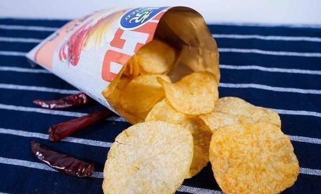 吃泡面|吃零食的时候,让你感到非常尴尬的6个瞬间,你遇到过吗