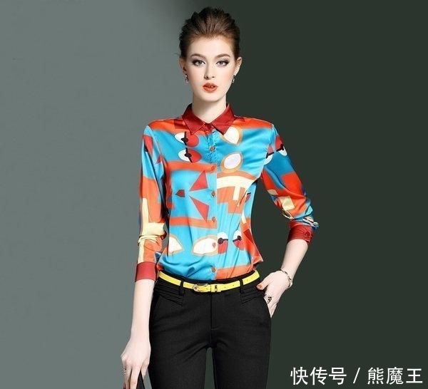  气质|常年打拼于职场的女性，选上一条海青蓝印花衬衣，高档又不失气质