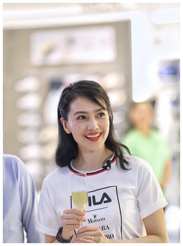  大妈|高圆圆现身商场代言, 穿素色衣服似大妈, 皱纹横生太真实!