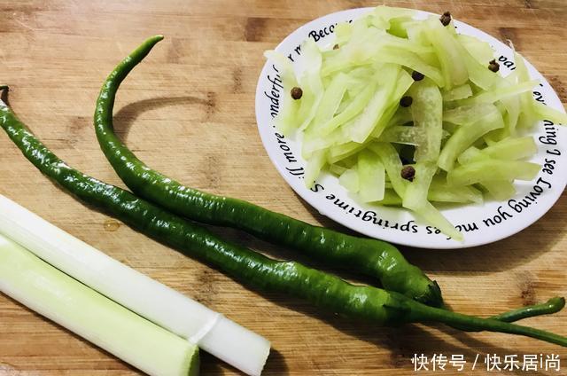  花钱|伏天没胃口，教您一道不花钱的开胃小菜，麻辣鲜香，超下饭