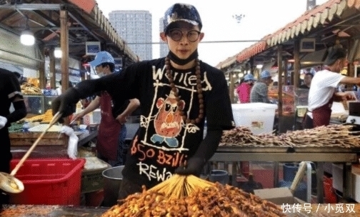 表白|他把烧烤做到了极致,老外“打飞的”来吃,粉丝抢着排队“表白”