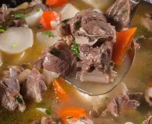 膻味|炖羊肉汤时,这3样缺一不可,汤浓肉香无膻味,可惜很多人不知道